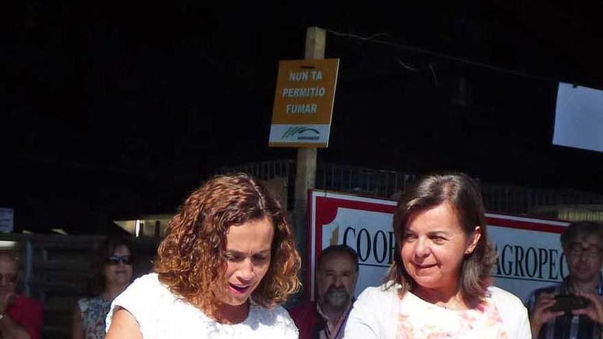 Noelia Macías y María Jesús Álvarez cortan la cinta inaugural de Agrosiero.