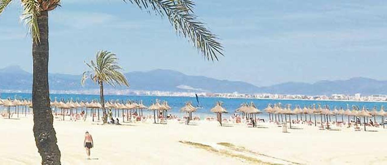 Imagen de la playa de s´Arenal, una de las más famosas de Mallorca al ser un indiscutible destino turístico de referencia.