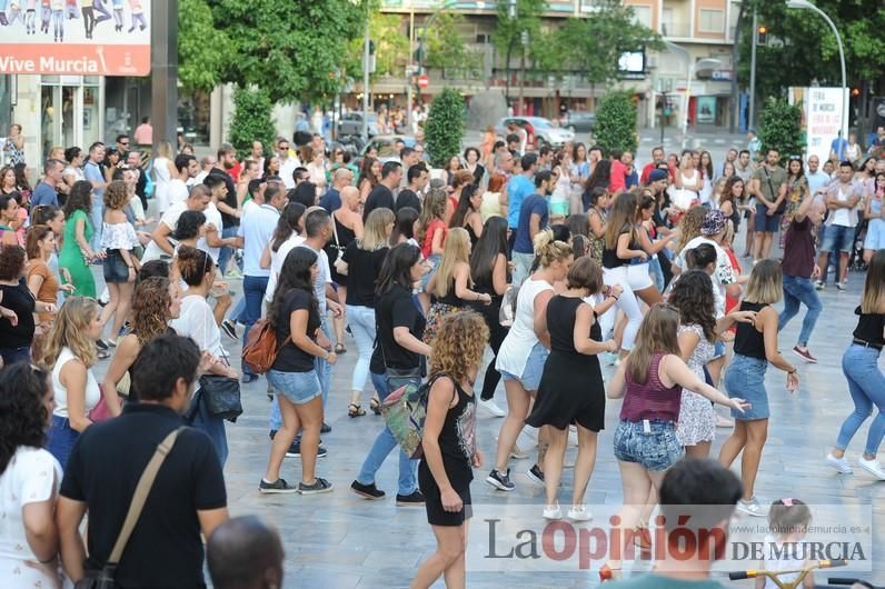 Los bailes latinos salen a la calle en Murcia