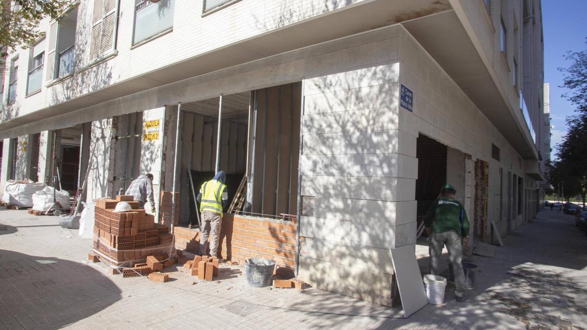 Trabajos de construcción de las viviendas en los bajos comerciales entre Corts Valencianes y Música Vella.