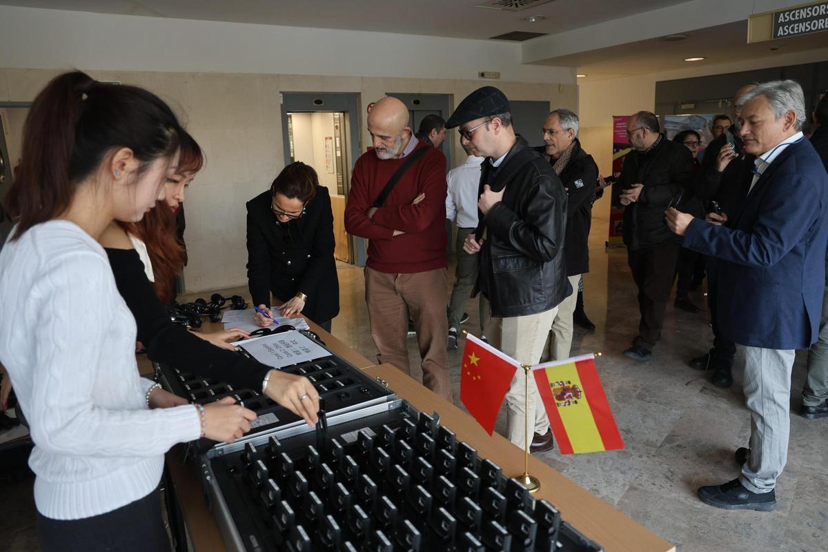 Entrega de traductores para poder seguir el acto en chino y español.