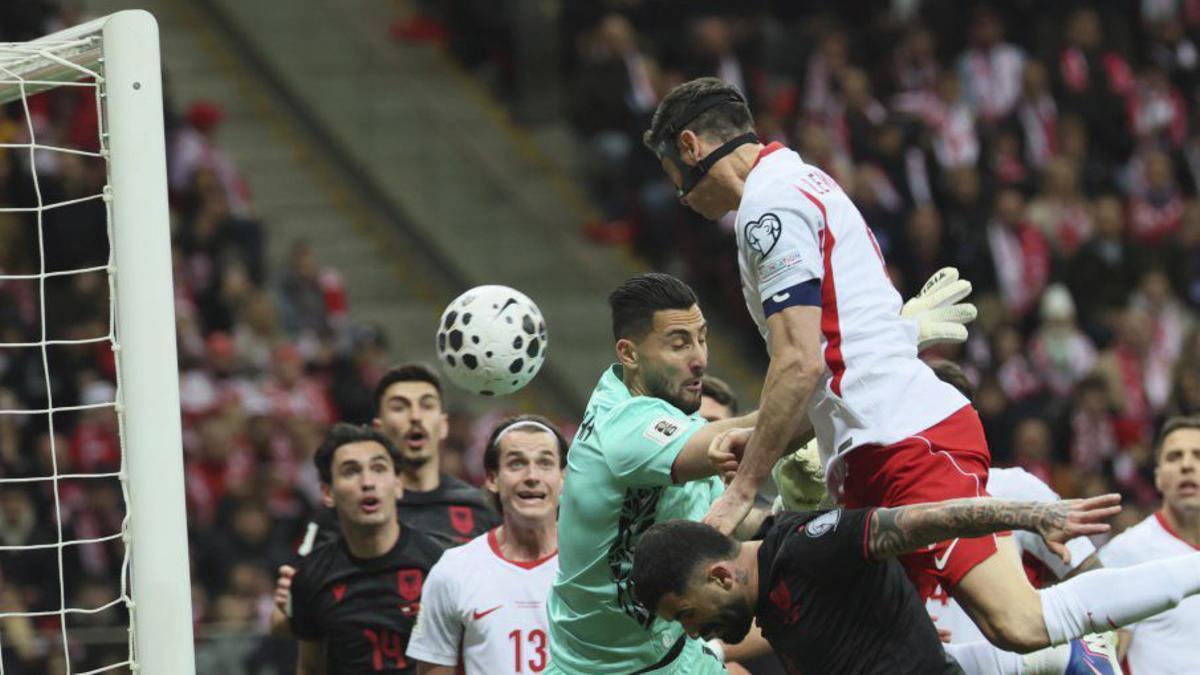 Lewandowski marca de cap davant Albània, la setmana passada. | LESZEK SZYMANSKI / EFE / EPA