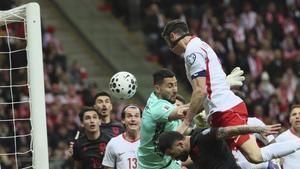 Lewandowski marca de cap davant Albània, la setmana passada. | LESZEK SZYMANSKI / EFE / EPA