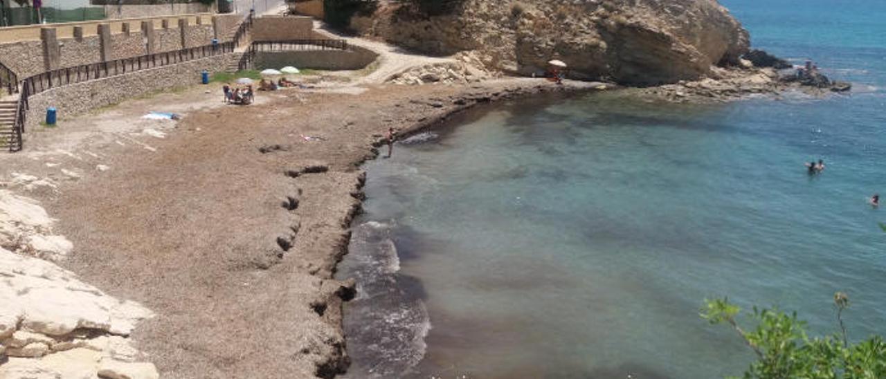 La Cala d&#039;Enmig, antes y después de la retirada de los restos de posidonia.