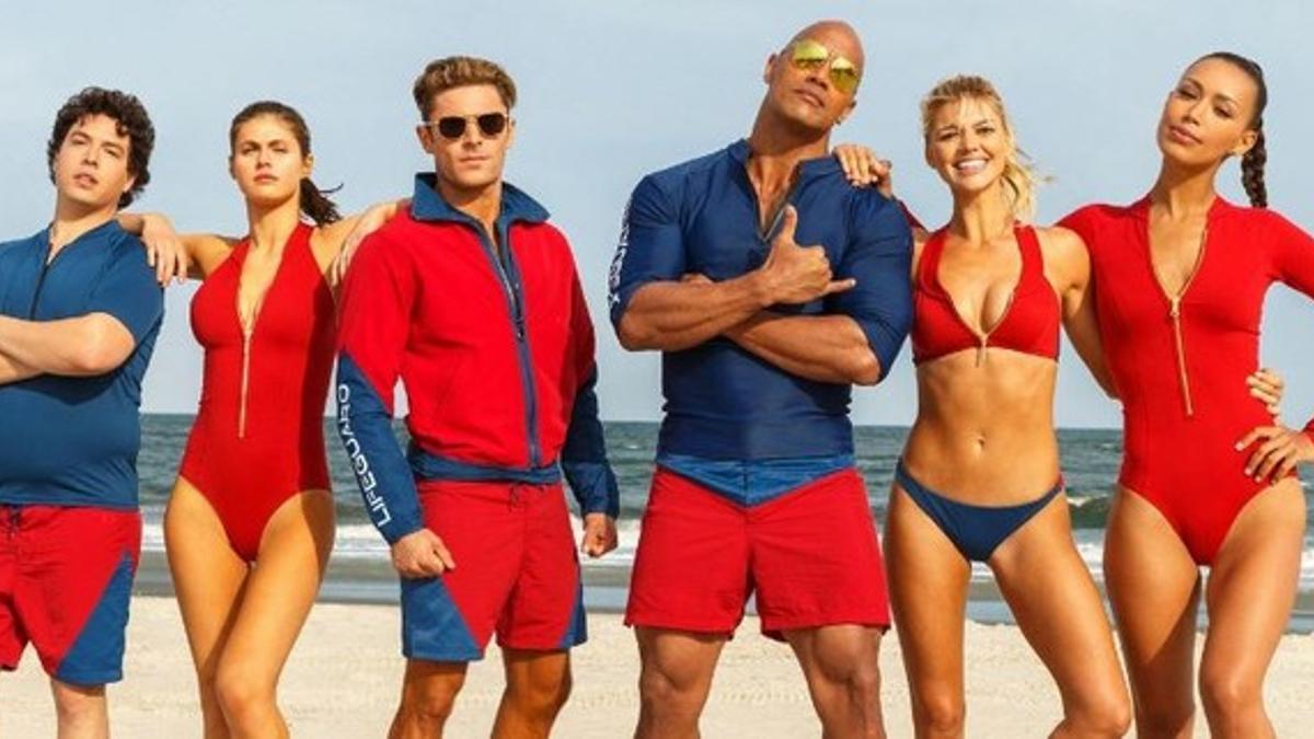 Zac Efron luce abdominales en el tráiler de 'Los vigilantes de la playa'