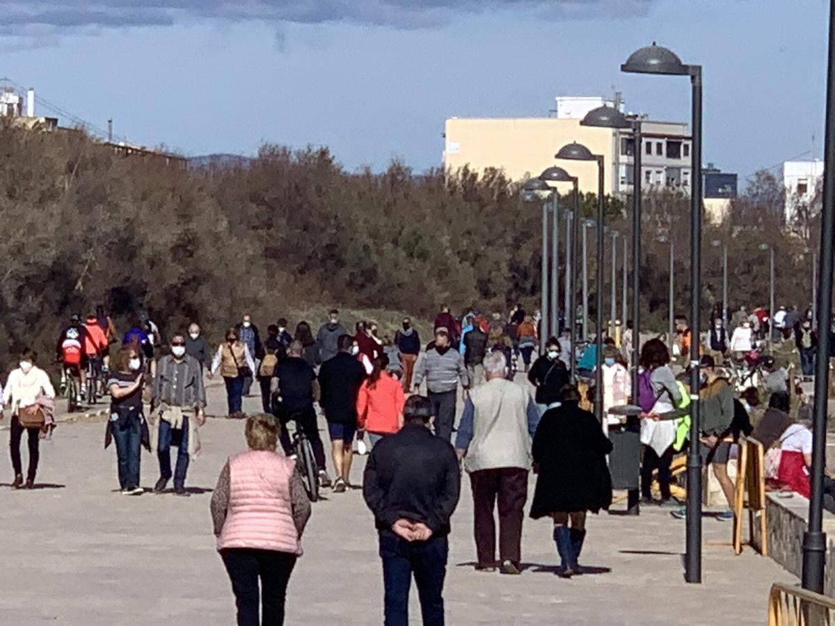 Paseantes, este domingo, en Pinedo
