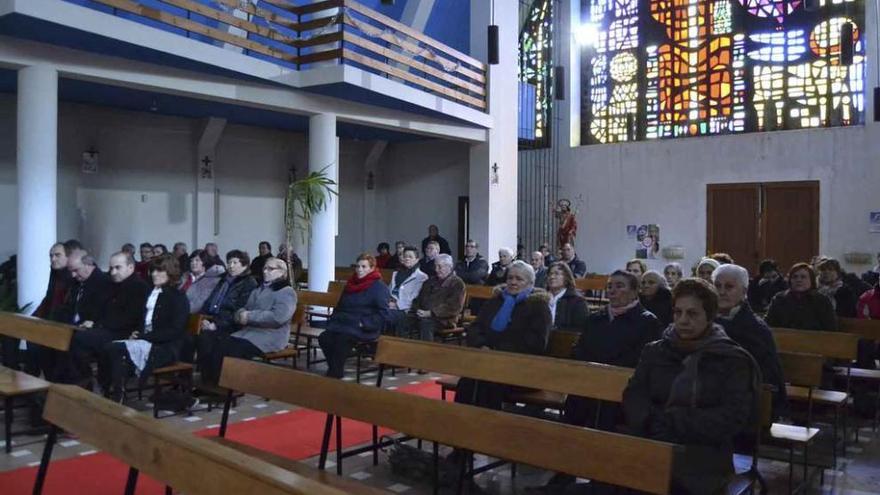 Asistentes a la celebración religiosa oficiada ayer en la iglesia de Ribadelago en memoria de las víctimas de la tragedia de Vega de Tera.