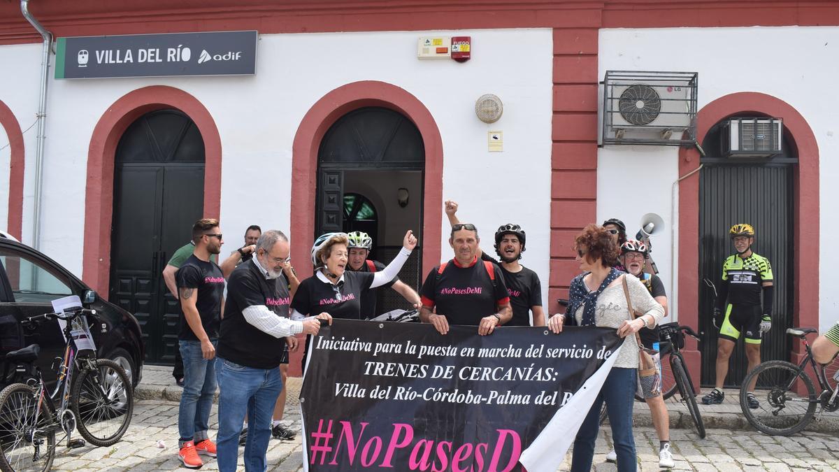 Archivo - Una concentración de #Nopasesdemí ante la estación de Villa del Río.