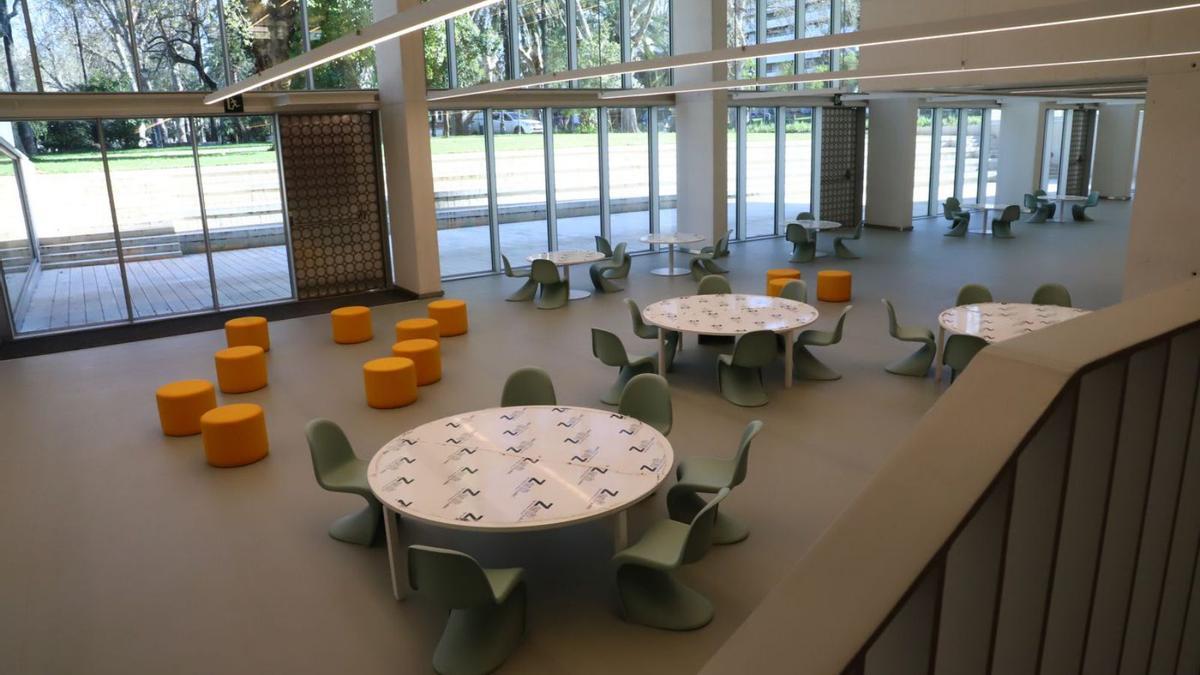 Interior de la Biblioteca Grupo Cántico, ubicada en los Jardines de la Agricultura.