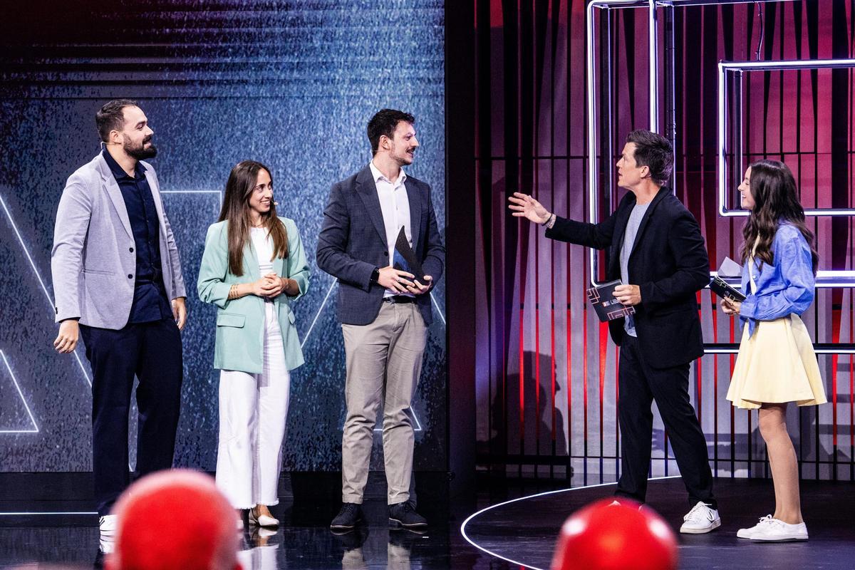Pilar Granado, Pablo Sosa Domínguez y Luis Chimeno, a la izquierda, recogiendo el premio del público en los Jóvenes Inventores 2025 de la Oficina Europea de Patentes en Reikiavik