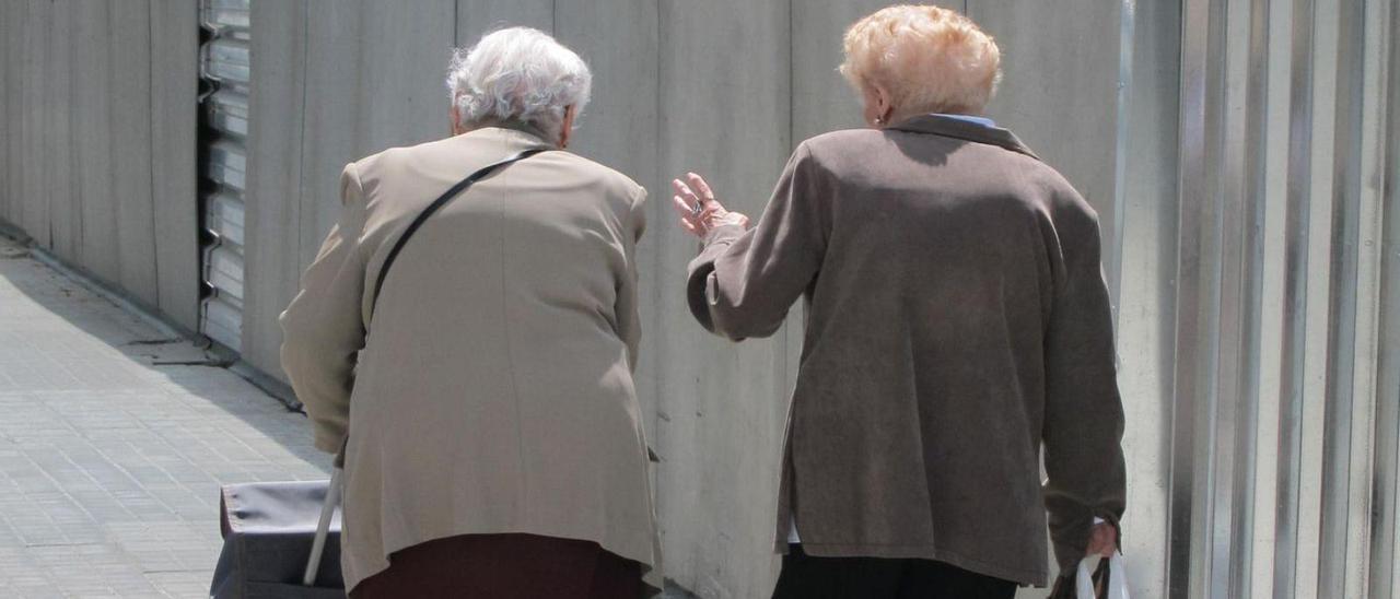 Dos mujeres mayores, caminando por una calle. / E. P.