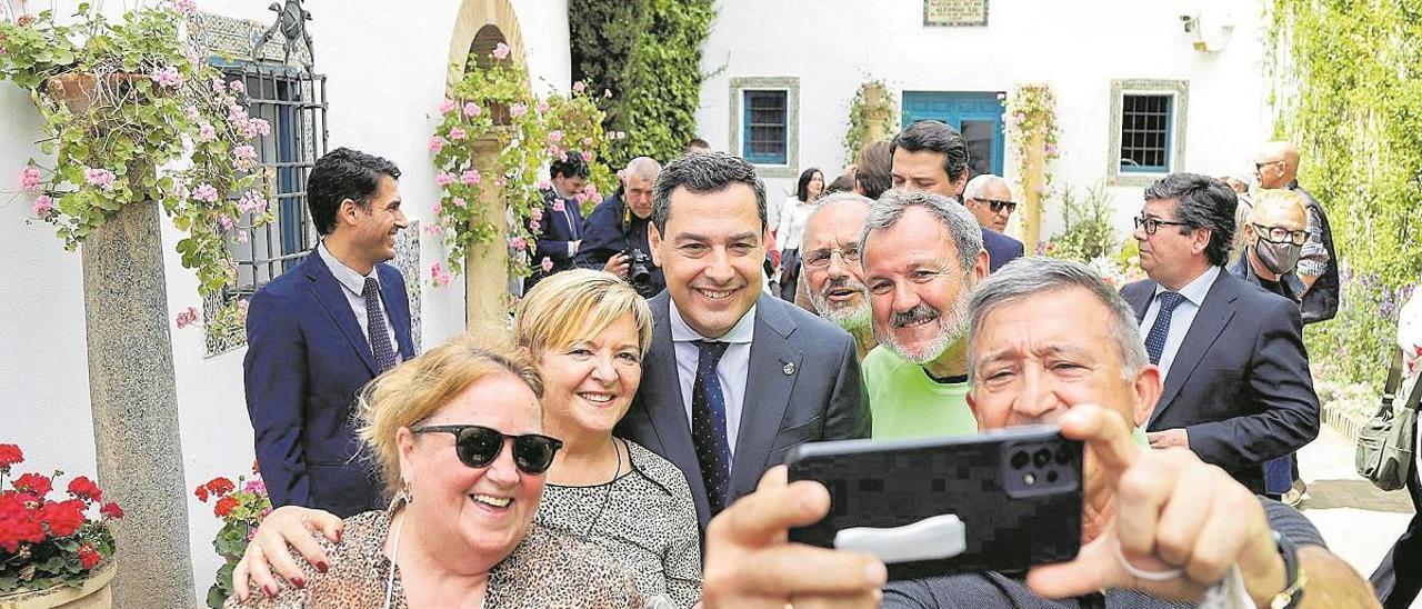 Visita del presidente: Juanma Moreno fotografiado en el ‘selfie’ de unos malagueños en el Palacio de Viana de Córdoba.