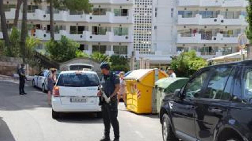 Agentes armados de la Guardia Civil escoltan a los familiares del turista fallecido, ayer en el hotel de Calvià donde se alojaban