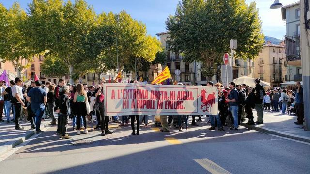 Centenares de personas protestan contra Orriols (AC) y "la extrema derecha" en Ripoll (Girona), a 20 de octubre de 2024