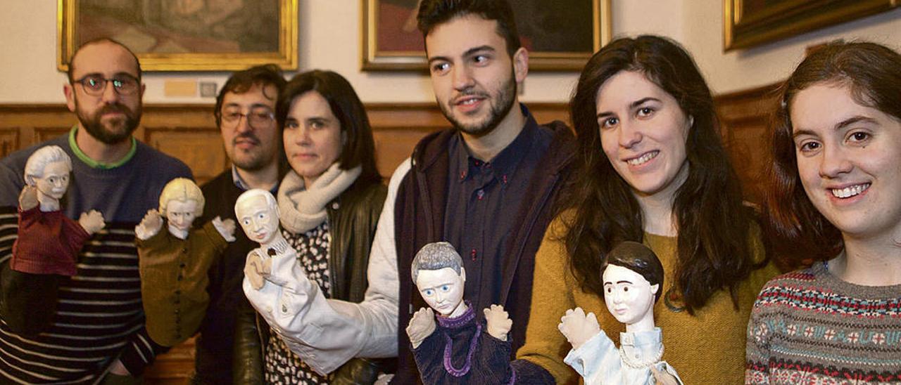 Por la izquierda, José Montejo, Alfonso Fernández, Itziar Ahedo, Pedro Riesco, Julia Muriedas y Paula Pérez, con sus marionetas.