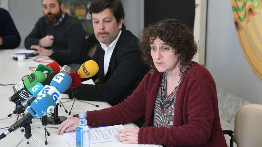 La vicepresidenta, Goretti Sanmartín, y el profesor Xabier Ferreira, ayer durante la presentación del informe.