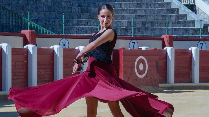 Marina Fernández Galán baila en una plaza de toros.
