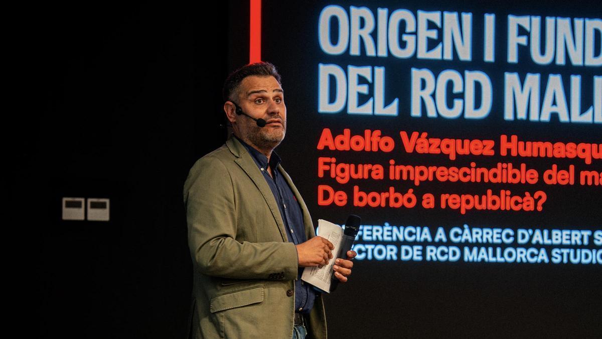 Albert Salas durante la conferencia sobre Adolfo Vázquez Humasqué en Son Moix.