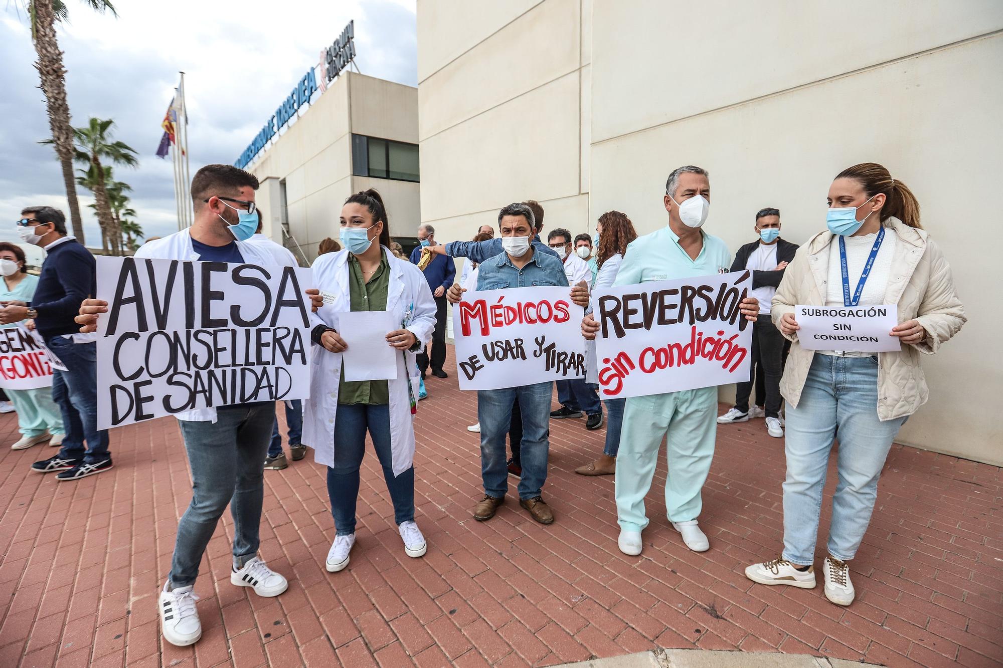 Protesta de los médicos sin MIR a las puertas del Hospital Universitario de Torrevieja