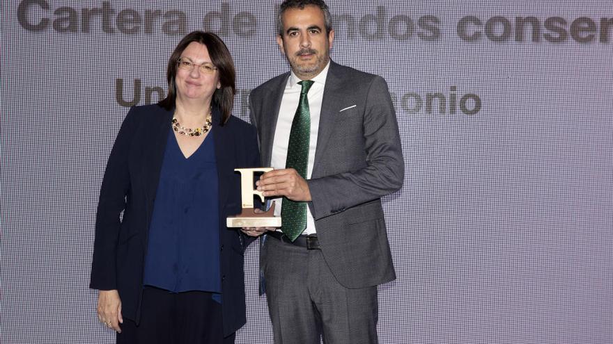 Miguel Ángel Paz, de Unicorp Patrimonio, recoge el premio.