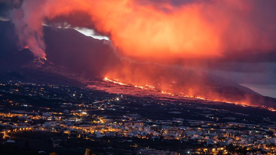 Mar de bruma en el cono del volcán provocada por la lluvia