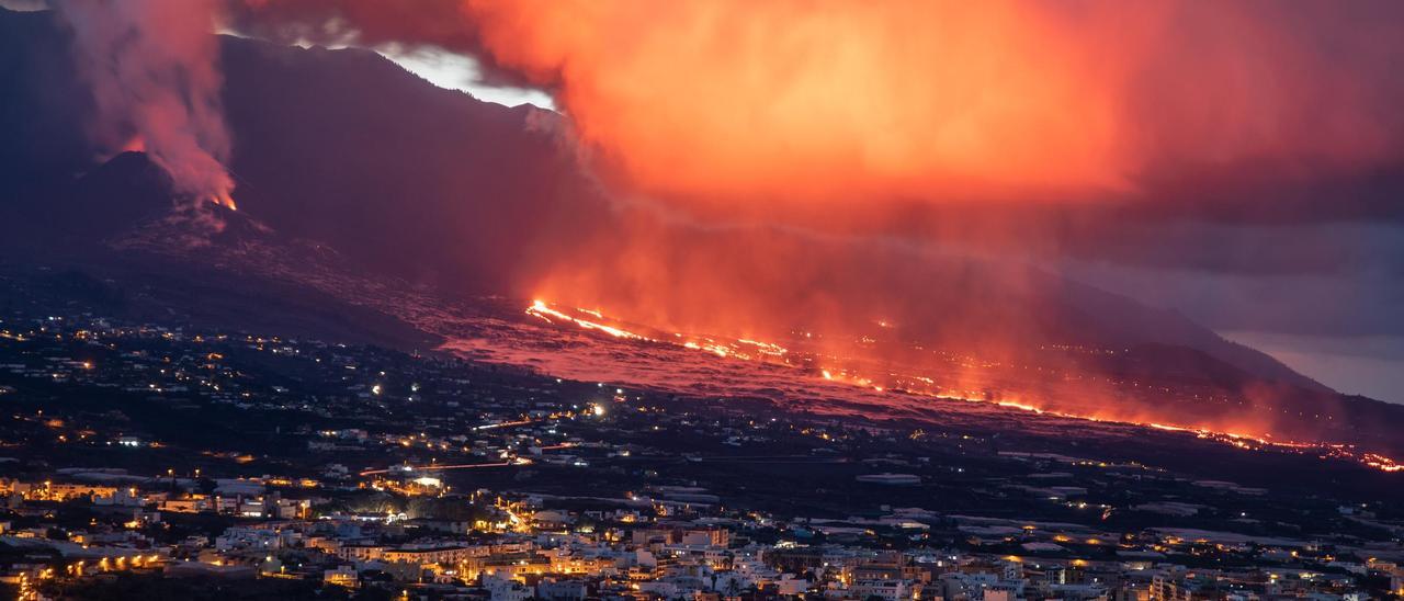 Mar de bruma en el cono del volcán provocada por la lluvia