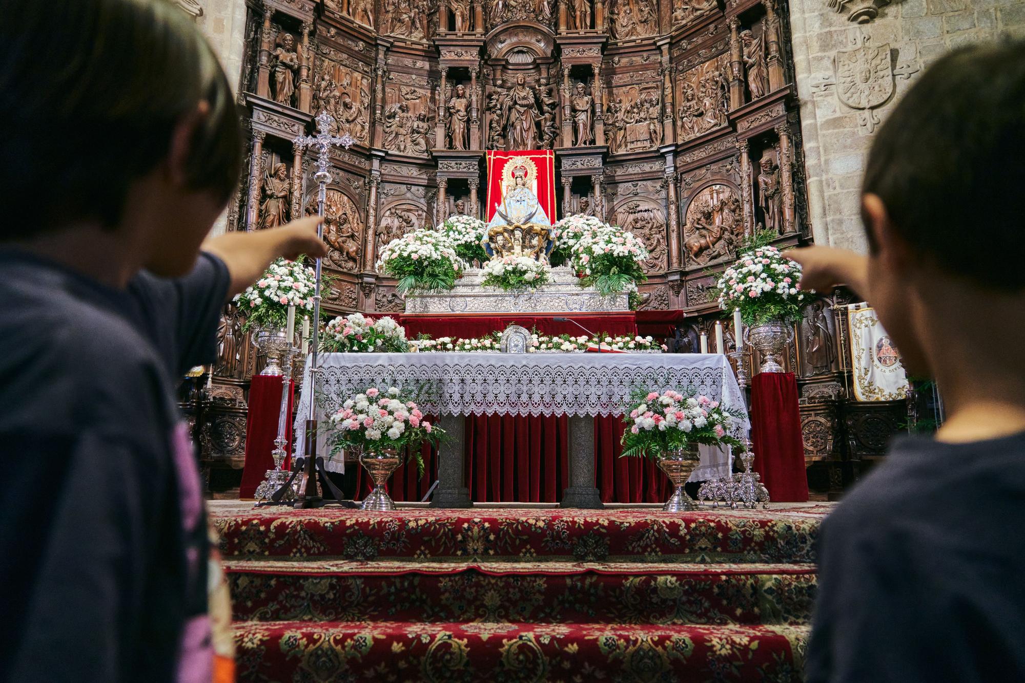 La patrona de Cáceres sigue recibiendo a los cacereños