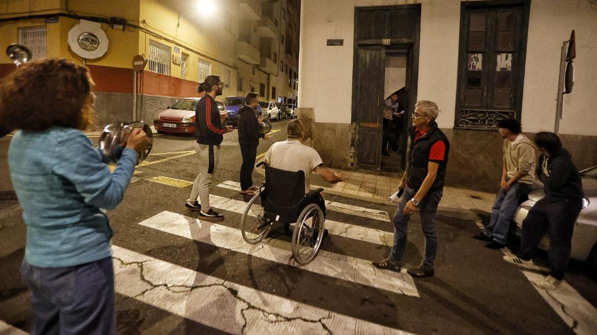 Cacerolada de los vecinos de El Toscal contra la inseguridad y la ocupación de viviendas