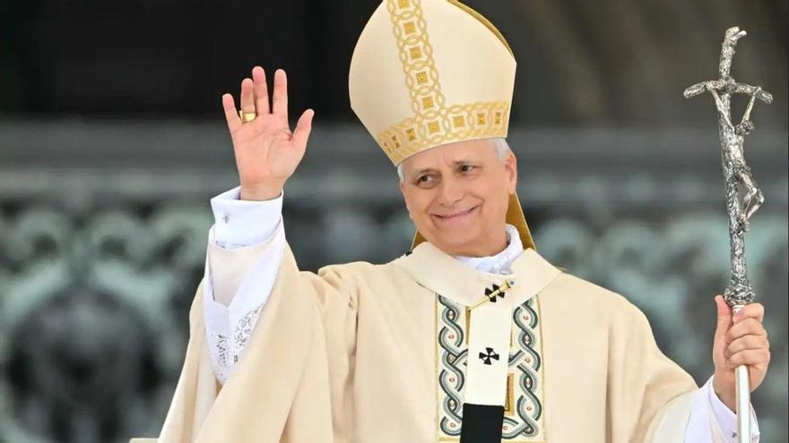 El papa León XIV saluda una pancarta en el Teatro 