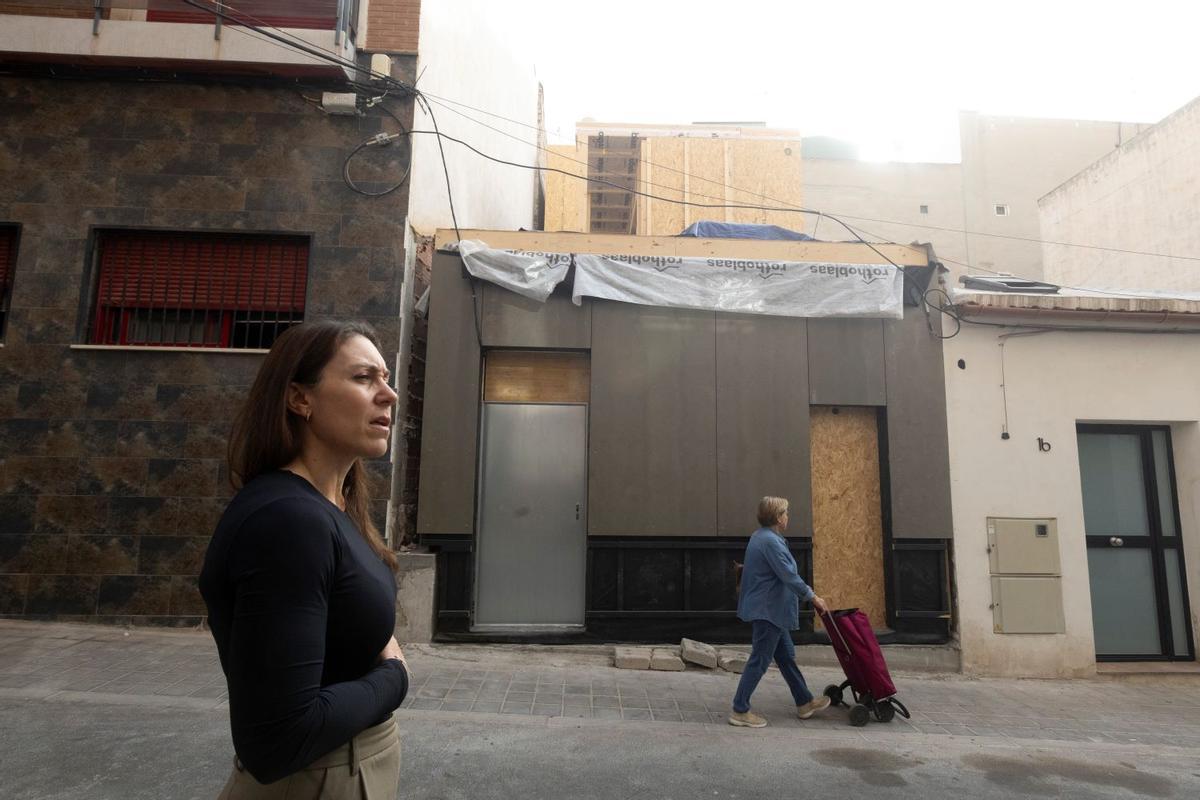 Marisol, ante la fachada de su vivienda en Alicante.