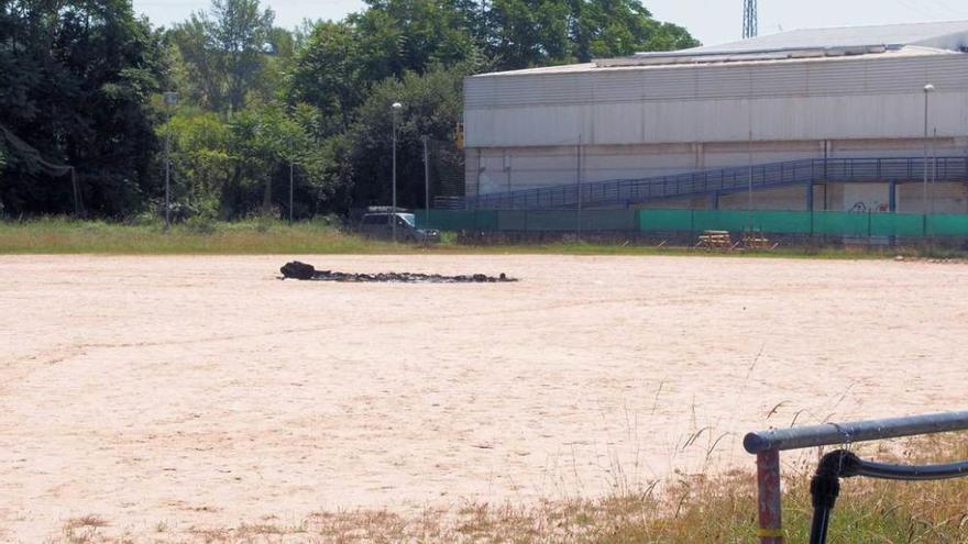 El campo de arena, con los restos de la hoguera de San Juan, ayer.