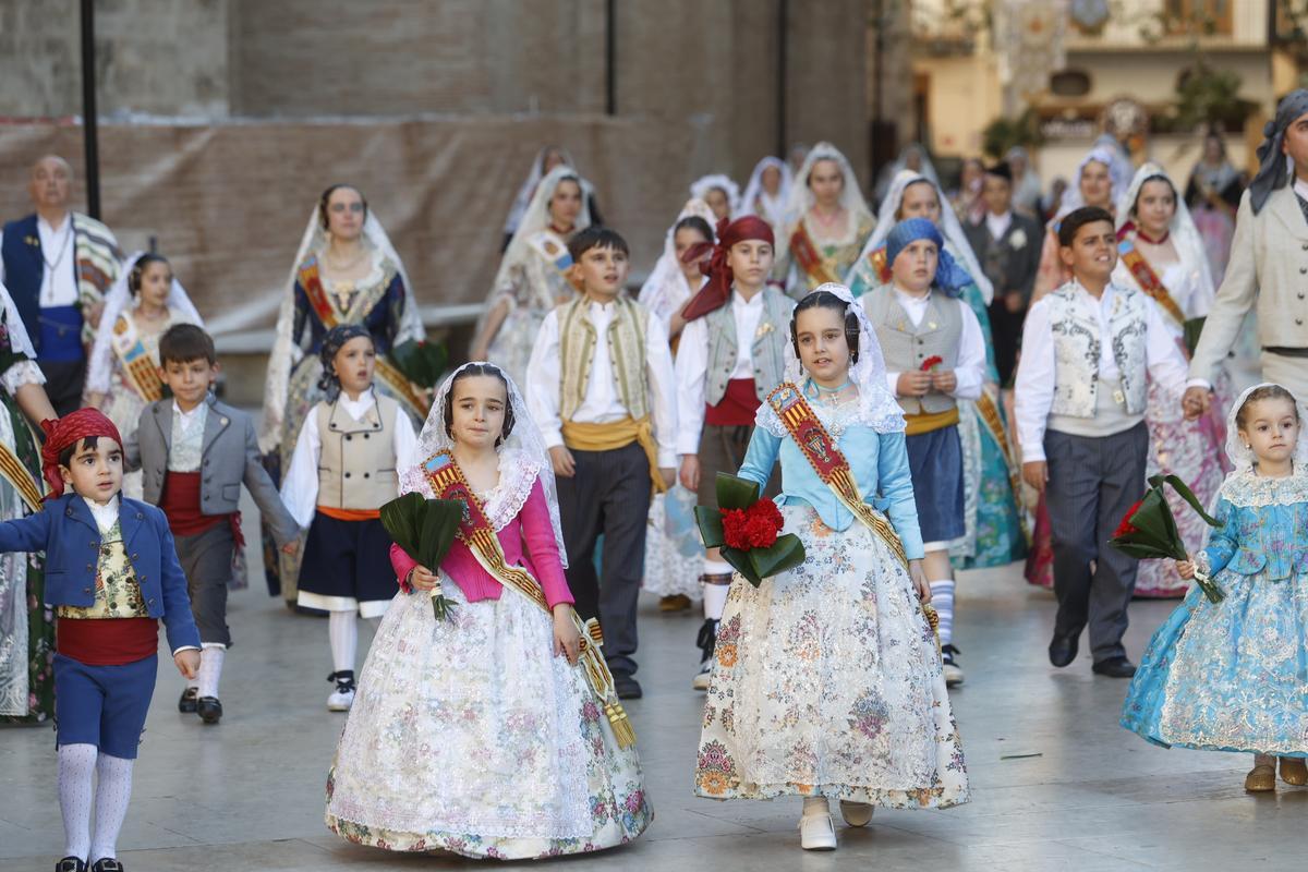 Todas las fotos de la ofrenda del 17 de marzo por la calle San Vicente hasta las 18:30 horas