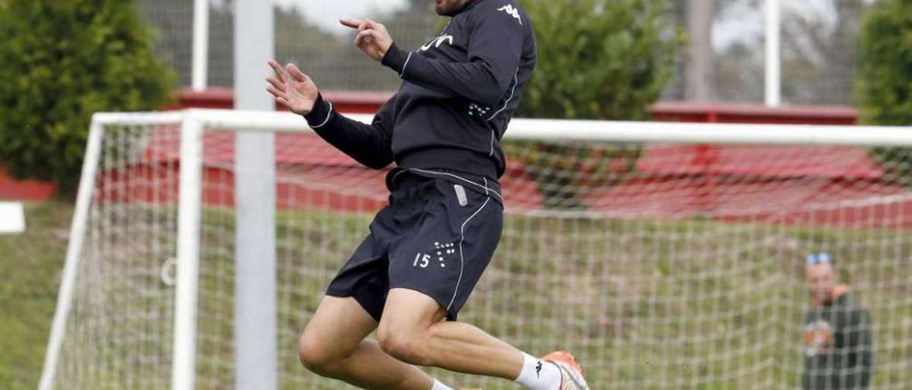 Canella golpea un balón de cabeza en el entrenamiento de ayer.