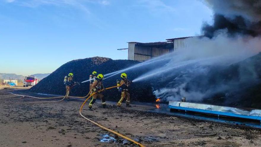 Incendio en la empresa de neumáticos Insa Turbo de Aspe