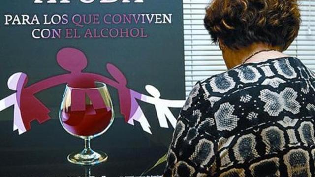 «El alcohólico está pegado a la botella, y uno, pegado a él»_MEDIA_3