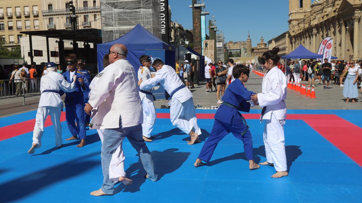 Imagen de varios participantes en el I Día del Deporte Inclusivo practicando judo este sábado por la mañana.