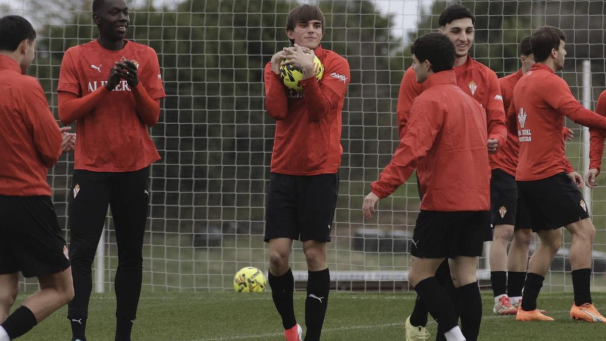 Andrés Cuenca, en Mareo, con un balón en las manos, entre Amadou y Ferrari. | JUAN PLAZA
