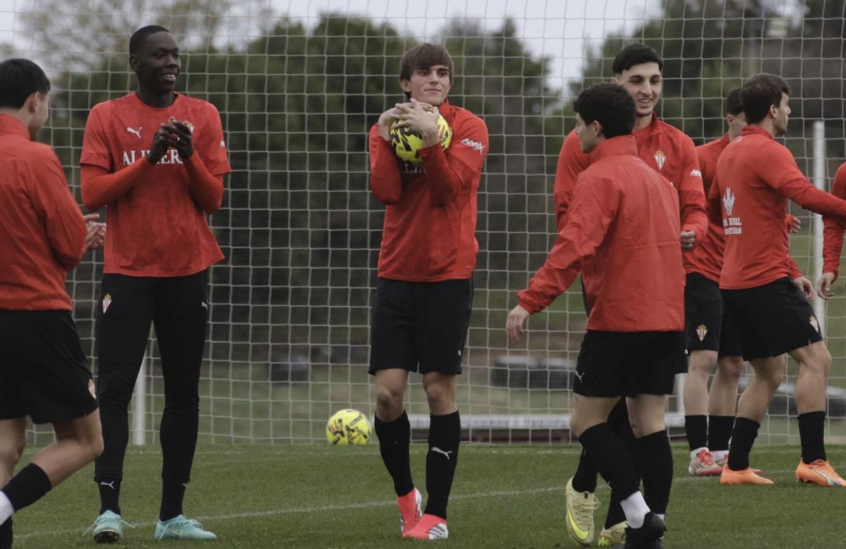 Andrés Cuenca, en Mareo, con un balón en las manos, entre Amadou y Ferrari. | JUAN PLAZA