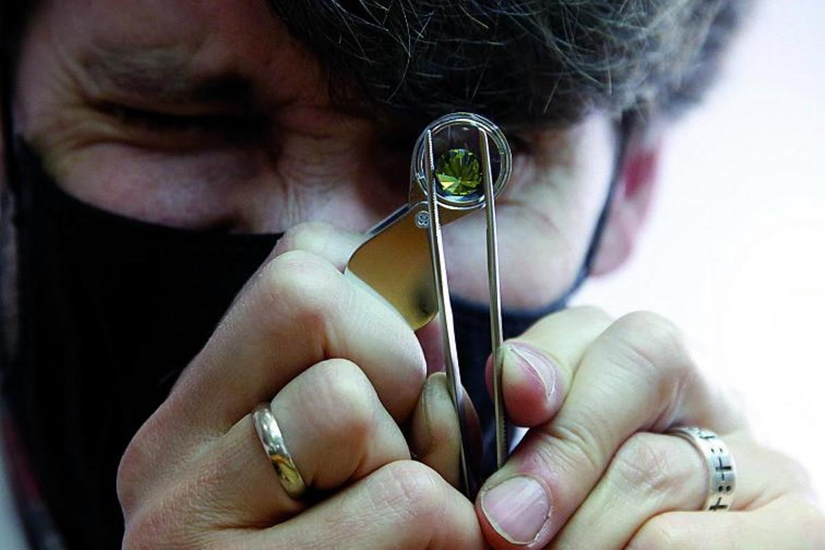 Un joyero cordobés analiza una gema.