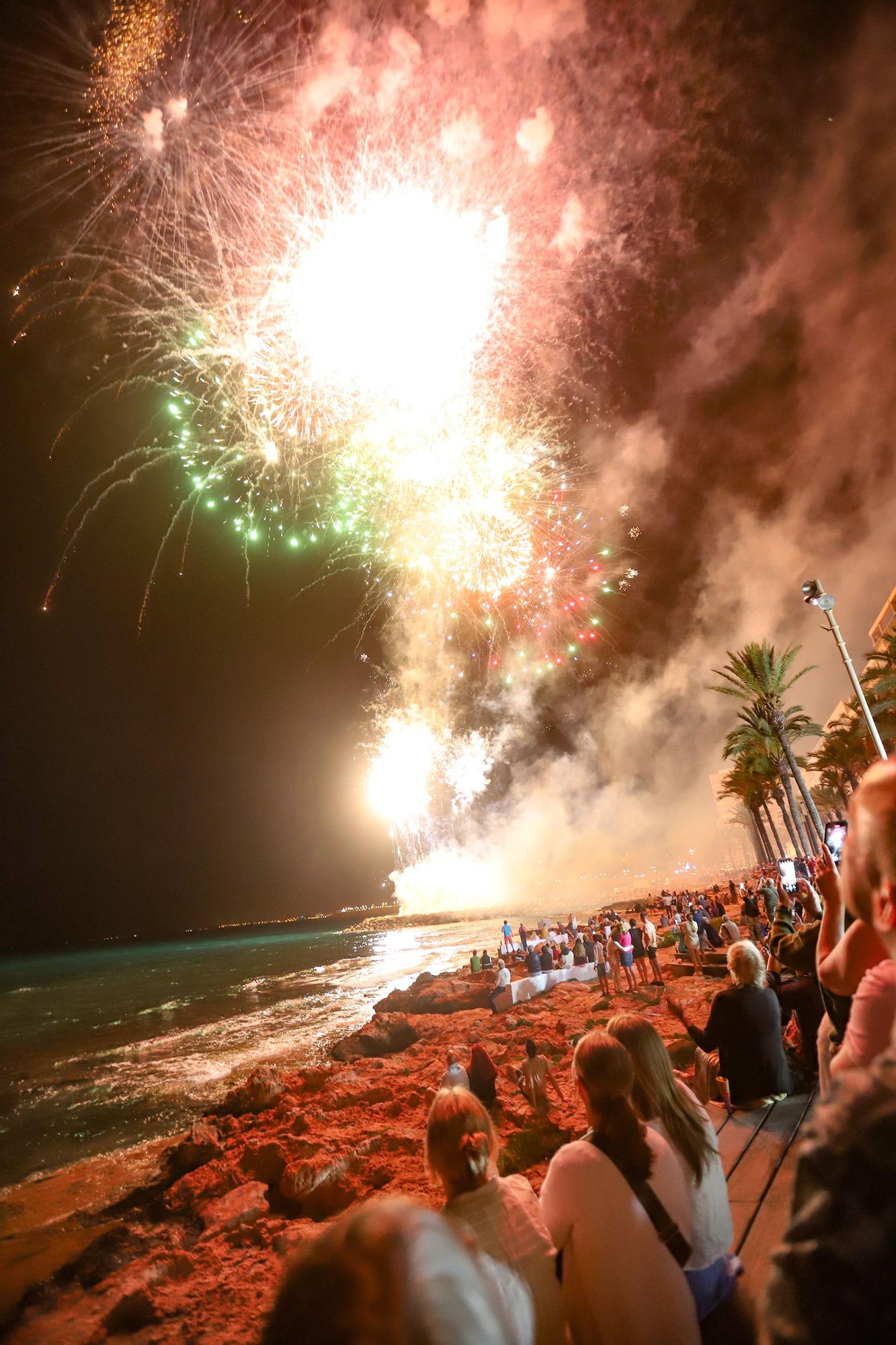 Espectacular castillo de fuegos en Torrevieja por la noche de San Juan