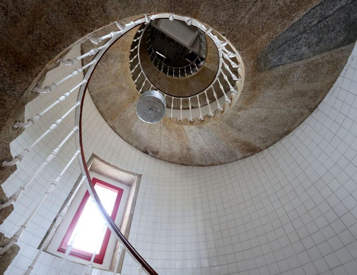 Escaleira interior de subida o faro, para ir os cuartos | // JOSÉ LORES