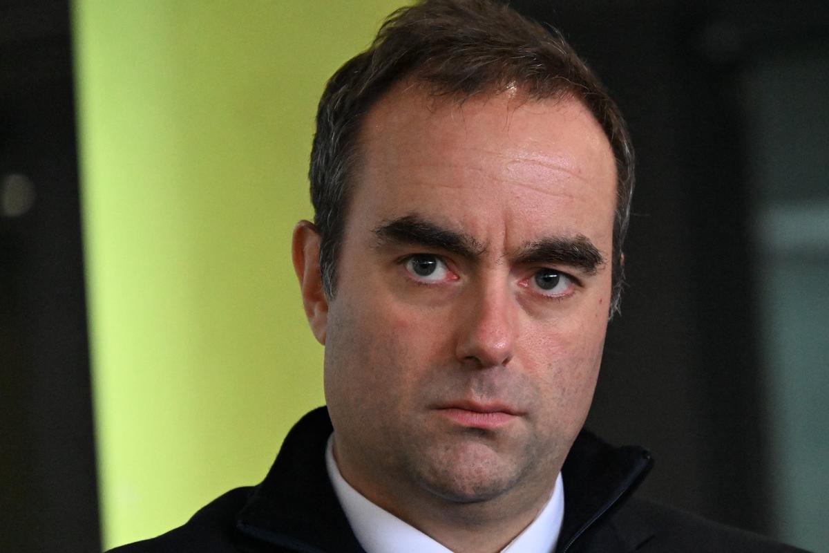 El primer ministro francés, Sebastien Lecornu, durante una visita a un hospital de París el pasado diciembre.