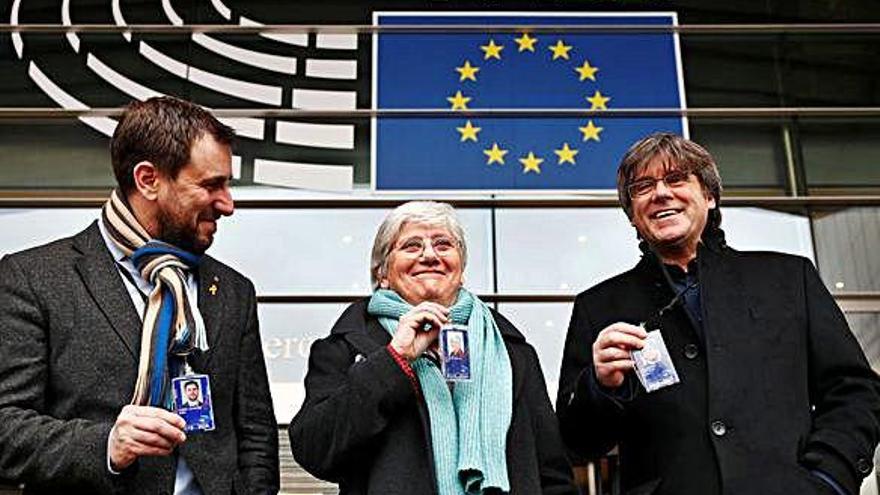 Toni Comín, Clara Ponsatí i Carles Puigdemont mostren la seva acreditació d&#039;eurodiputats