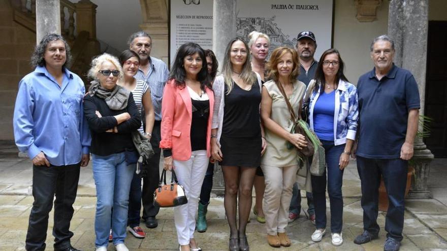 Organizadores y artistas, ayer en El Pueblo Español.