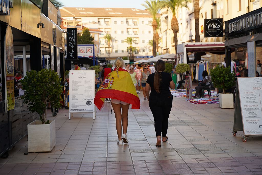 Un grupo de aficionados ingleses sigue la final desde Los Alcázares