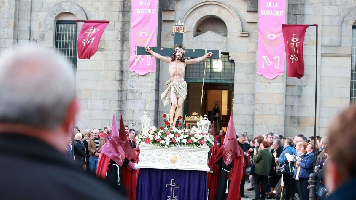 La Cofraría da Santa Cruz en la Semana Santa de 2019.