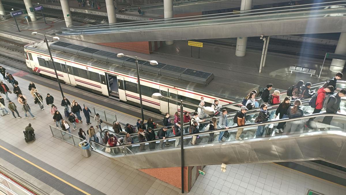 Usuarios del servicio de Cercanías con València salen de un tren en la estación de Castelló.