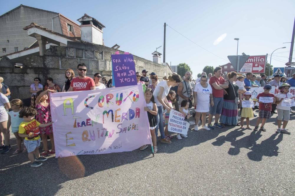 Más de un centenar de vecinos de Coruxo se echaron a la calle para reivindicar el puesto de pediatra // Cristina Graña