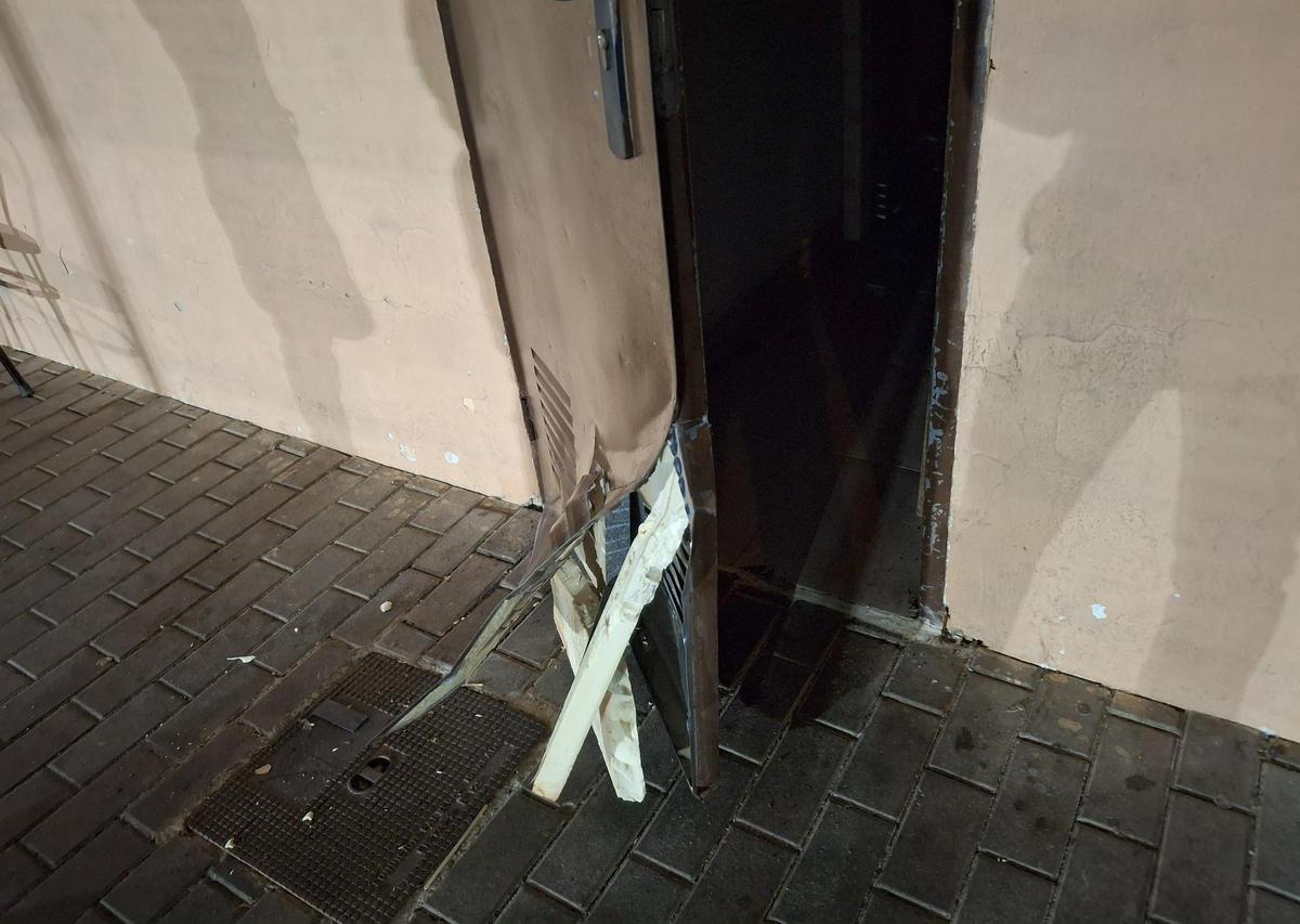 La puerta es robusta. Los cacos hicieron palanca para forzarla