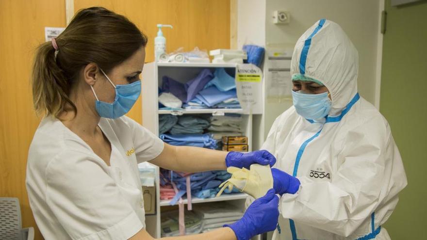 Personal mèdic es prepara per atendre pacients amb coronavirus